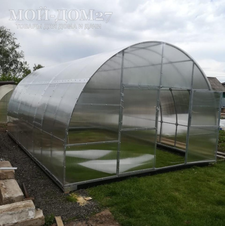 Теплица Фермерская 4,2х6 метров с поликарбонатом | Мой-Дом27 | Каркас изготовлен из оцинкованной замкнутой трубы 30*20 мм.<br>
 <b>Ширина - 4,2 метра</b>.&nbsp;Высота - 2,75&nbsp;метра. Длина - 6 метров<br>
 Выдерживаемая снеговая нагрузка - 150 кг/м2. Выдерживаемая ветровая нагрузка - до 27 м/с.<br>
 <b>Расстояние между дугами 0,65 метра. Толщина металла дуги 1,2 мм. С каждого торца по две двери и форточки в дверях</b><br>
 <b>
Стрингеров (горизонтальных соединений дуг)&nbsp;– 9 шт.&nbsp;</b><br>